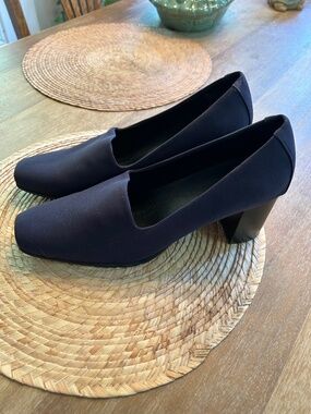 WOMEN'S AEROSOLE NAVY STRETCH FABRIC 3 INCH HEEL SHOES - SIZE 10